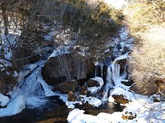 竜頭の滝まで降りて来ました。秋に来た時はすごい人だったけど、今日は独り占めです。