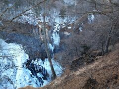 華厳の滝は冬で水が少なめなせいか、完全凍結しているように見えます。