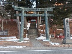 宿に戻る途中、日光二荒山神社中宮祠に寄って行きます。