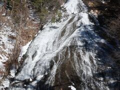 冬の湯滝も豪快。水量たっぷりです。