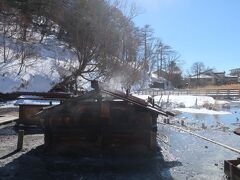 11：05、湯元温泉の源泉地にやって来ました。硫黄の匂いがすごくて、小屋からは湯けむりが…。