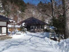 源泉から木道を行くと、温泉寺に出ました。

温泉寺は、全国でも珍しい温泉に入れるお寺ですが、冬季は休業しているようです。世界遺産、日光山輪王寺の別院で、788年に温泉を発見した勝道上人が病苦を救う薬師瑠璃光如来を祀ったのが始まりという歴史あるお寺です。