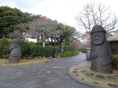 天帝淵瀑布（チョンジェヨンポッポ）の入口です。
天帝淵瀑布は、天地淵瀑布（チョンジヨンポッポ）、正房瀑布（チョンバンポッポ）とならんで、済州島３大滝の一つに数えられる神秘的な滝です。

ここでも トルハルバンが見守っています。