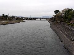 雪解けのせいか宇治川の流れは早めで、ゴォーという川の音で肌寒くなりました。
もう16時過ぎてるから、平等院見学は諦めました。
