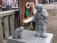 八坂神社に参拝に来ました。
前日に引き続き、境内の大国主社でウサギに出会いました。