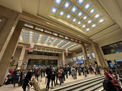 隣の南駅＆北駅がスケールも大きく近代的なのに対して、建物自体が目的地になりそうな歴史的建造物。古いがゆえに階段が多く、大荷物だと大変そう。