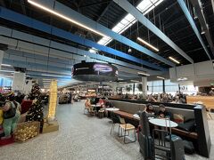 年が明けてもメルボルン空港はまだクリスマスムード？ツリーはいつしまわれるのでしょうか。