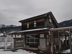 　次は美山駅です。
　「美山観光ターミナル」と合築の新しい簡易駅舎です。