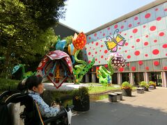 松本市美術館バス停で降り、すぐに草間彌生さんワールドな美術館に着きます。