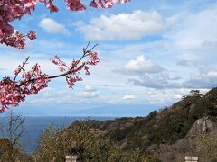 恋人岬は富士山のビューポイントとして有名ですが、あいにく富士山に雲がかかって全体がくっきり見えませんでした。