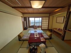 部屋は4階の駿河湾を一望できる和室。