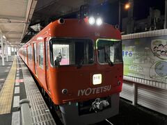 松山市駅から郡中線に乗車。
みかん色になった元井の頭線の車両が現役。学生時代利用した電車なので素直に嬉しい。

