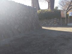 立川氏館跡。

普濟寺境内でみつけた史跡。土塁が高い！