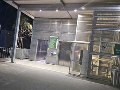 ラッセル通りの終点のところにこちらの駐車場のエレベーターがあり、これに乗ります！
ヤラ川沿いに全豪オープンテニス会場の入口があるため、ヤラ川のレベルまでこちらのエレベーターで降りていくかんじになります。