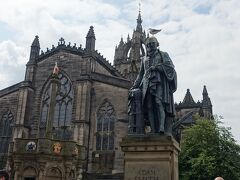 　聖ジャイルズ大聖堂に戻ってきました。裏側に建つのは「国富論」のアダム・スミス像。海に面したエジンバラにはカモメが飛び交います。