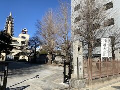 現在の日光街道にぶつかり、少しだけ三ノ輪方面に歩くとこちらの円通寺があります。