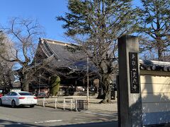 谷中霊園を抜けて寛永寺に来ました。
徳川将軍家の菩提寺となっています。