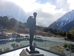 ニュージーランドの登山家、エドモンドヒラリー卿の像です。マウントクックの方を向いていますが曇りです。