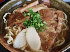 よねそば～

お肉がとにかくたくさん！ソーキと三枚肉が入ってます

スープは魚粉を感じるほどの濃厚ないりこだしで独特な風味
クセになりそう