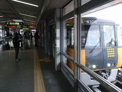 　黄色とグレーのブロックパターンが都会的な、アストラムラインの電車が入って来ました。駅舎内も、黄と対象色の緑を基調に配色されていて、トータルデザインされています。
　アストラムラインのデザイン計画も、レッドウイング、グリーンムーバーと同じくデザイン総研広島の手によるもの。広島都市圏の電車は、カラフルに彩られています。
