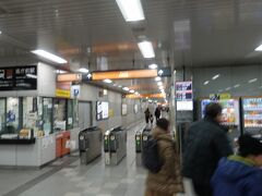 　県庁前駅で下車。いわゆる「札仙広福」の４都市で唯一地下鉄がないのが広島ですが、地下駅がないわけではありません。
　駅から周辺のビルへは地下道が直結。１００万都市の都心部らしい勢いが感じられるエリアです。僕たちも、地下を進みましょう。つづく。