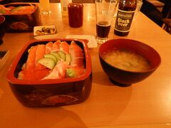 夕食は湖畔レストランでサーモン丼を頂きました。日本人スタッフがいて、日本語で問題ありませんでした。