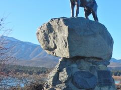 バウンダリー犬の像です。台座の石が自然な感じで良いです。