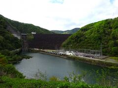 岩を積み上げたこの九頭竜ダムによってできたのが
九頭竜湖でダムの下にあるのは長野発電所
って・・・肝心な九頭竜湖の写真がないの；