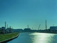 川崎駅前から横浜市鶴見区に仕事で向かう際、こちらの川を渡りました。午前中の時間であったためか、河口方面に目をやると燦燦と降り注ぐ太陽の光に、川面が銀のうろこのように輝きながら波打っていました。遠くには大きな工場や鉄塔が黒いシルエットを見せており、高度経済成長期のヒット曲の一つである、倍賞千恵子の【下町の太陽】のメロディーが流れてくるかのようでした。 