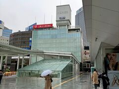 JR横浜駅から右手にはモアーズが。