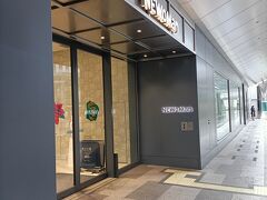 コロナ禍もあった関係で４年ぶりの横浜訪問となり、JR横浜駅の西口側に出たのですが、振り返るとこの薄いグレーの落ち着いた色合いの新しいショッピングモールが出来ていました。モンクレールなどのお店が入っており、ファッションブランドも充実していました。新宿にも同じNEWoManがあり利用しことがありますが、こちらもおしゃれな店舗が入っていました。相鉄ジョイナスが比較的庶民的な雰囲気なので、それと比較すると価格帯は若干高めに設定されているように感じました。