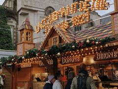 観光案内所の横にクリスマスマーケットが開催されています。