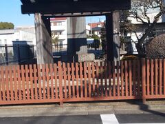 参拝を終えたら散歩。諏訪神社近くにある中島家の門。

かなり大きな邸宅だったでしょう。