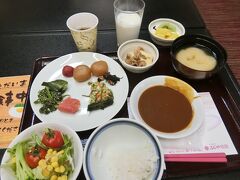 今日のホテルの朝食をいただきます。

家ではカレーは朝から食べないけれど、ホテルの朝食にあると、食べたくなっちゃいます。