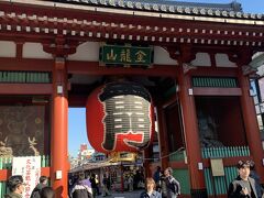 浅草のシンボル「雷門」。浅草寺の総門で、正式名称は「風雷神門（ふうらいじんもん）」と呼ばれます。その名の通り、左側には風神、右側には雷神の像があります。