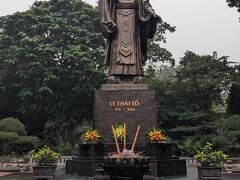 リータイトー公園には李太祖（リータイトー）像
でかい！