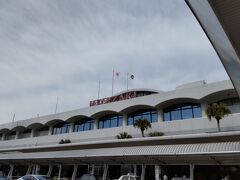 宮崎空港
　宮崎ブーゲンビリア空港
　伊丹空港からJALで宮崎空港に到着しました。
　空港でブーゲンビリアの花を見ることもできました。