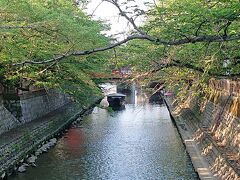 水門川

今日の天気予報は
午後は強風
ここなら風は死んでると思うが
まだ風は無いですね