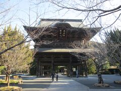 建長寺山門　北鎌倉駅を出発し鎌倉街道を南に行き、20分弱で建長寺に到着。臨済宗建長寺派の大本山、鎌倉五山の第、1253年創建、開基は北条時頼、開山は蘭渓道隆。本尊は地蔵菩薩像です。天下門を潜り、総門で入山料を払う。山門、仏殿、法堂、庫裏の壮大な伽藍が一直線に並ぶ。法堂天井には雲竜図が描かれている。仏殿内には千躰地蔵と共に地蔵菩薩が祀られている。山門の右手に鐘楼、大庫裏の北に得月楼、唐門の北に方丈と庭園がある。石段を暫く登ると、高台に半僧房がある。桜、紅葉の名所でもある。天園ハイキングコースの登山口の1つでもある