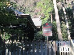 境内社白旗神社本殿　創建は1200年、創建者は源頼朝の妻政子または鎌倉第二代将軍源頼家といわれています。御祭神は源頼朝、源実朝です。鳥居を潜ると少し長い参道先に長さの長い向拝を付けた本殿があります