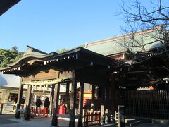 鶴岡八幡宮若宮　鶴岡八幡宮は1063年創建、　祭神は応神天皇、比売神、神宮皇后で、武家源氏の守護神です。一の鳥居が一番南側に有り、次に二の鳥居、参道若宮大路の中央の一段高い道を段葛がある。三の鳥居をくぐると太鼓橋、右に源氏池と旗上弁財天社、政子石、左に平家池、まっすぐ進むと舞殿その先に石段、石段の左に昔大銀杏があった（平成22年に倒れる）。現在二代目銀杏が育っている。石段の右手に若宮、境内社白幡神社、左手には境内社丸山稲荷社、祖霊社、石段を登りきったところに本宮がある。若宮は本宮に当たる上宮に対する下宮ともいわれ、建物は拝殿に広い向拝が付いているのが特徴で、国の重要文化財に指定されています