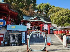 熊本城の東側に鎮座する熊本城稲荷神社です（と言っても城内ではなく、↑のように一度出てお堀沿いを歩いて行くとあります
朱塗りの鳥居や拝殿が目立ちます