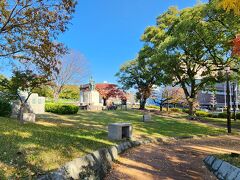 道路を挟んでお向かいにある高橋公園です
お天気が良く紅葉がとても映えます
広い公園なんですが誰もいませんでした＾＾；