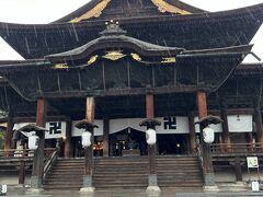 駅から10分ほど歩いて善光寺へ。
朝だし雨だしで空いていましたが、それでもちらほらと参拝者が訪れていました。