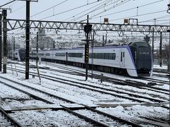 松本駅到着です。
長野駅では雨だったのに、松本は雪が降ったんですね。
松本の方が南なのに…長野県の天気はよく分かりません。