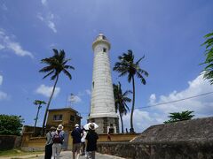 ゴール旧市街の南端の岬に佇む高さ18mの灯台。1848年のイギリス統治時代に建てられ、一度火事で焼失し、1939年に現在の灯台が再建されたスリランカ最古の灯台です。