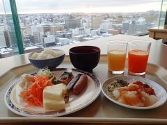 朝は、17階の
トップ オブ クシロで朝食を。

幣舞橋（ぬさまいばし）付近で
朝食が美味しいホテルといえば、

センチュリーキャッスル釧路とか
ラビスタ釧路川 改め 
ドーミーインPREMIUM釧路や
ANAクラウンプラザホテル釧路、と

いくつもあるけどー

景色も、ということであれば、
こちらがおすすめ。

ブッフェは普通だけど（失礼）
市内や釧路港まで見渡せる。

釧路へは日帰りも含めて
仕事で50回超は来たよーな。
釧路を拠点にあちこち行った。

涙で景色がかすむのは、
きっと大根おろしが辛いからだ。

釧路の皆さん、ありがとー。涙。