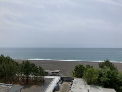 車窓は琴ヶ浜。太平洋が一望できる約4kmに渡って続く砂浜です。
