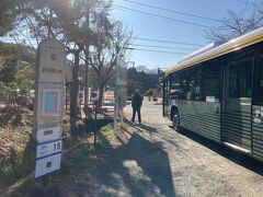新松田駅前から、バスで25分ほど 、終点の寄自然休養村管理センター前のバス停に到着。