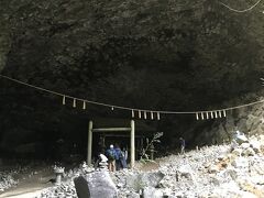 「天安河原宮」奥に拝殿があります。

天照皇大神、天岩戸へお籠り遊ばれた時に、八百萬神は天安河原へ神集神議理になった事を、古事記等に記してありますが、天岩戸神社より500メートル川上の此の天安河原は、其のご相談の場所であると伝えます「天岩戸神社HPより抜粋」
